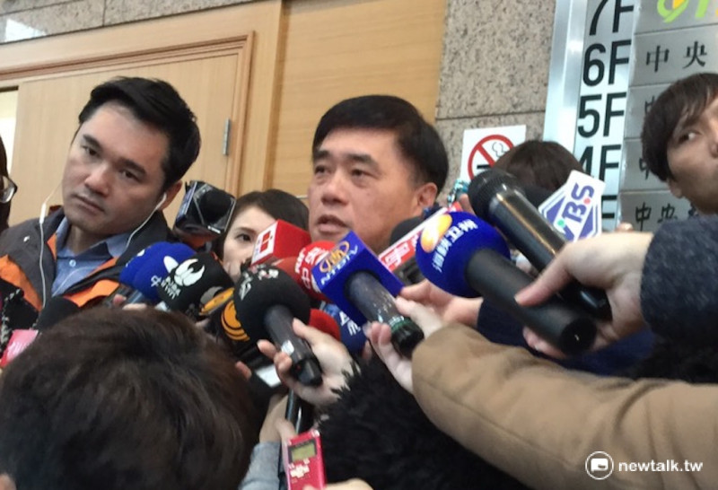 前台北市長郝龍斌15日針對雙城論壇，上海代表沙海林「統戰部長」的身分，郝回應：「遠來是客」，要尊重對方派出的人選。   圖：新頭殼資料照片