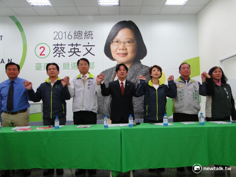 台南市長賴清德率5位立委當選人和代表舉行記者會，感謝選民支持。   圖：黃博郎/攝