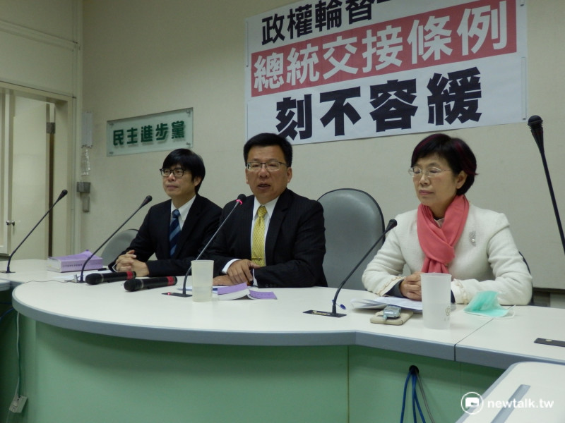 民進黨團20日召開記者會，稱新會期起將推動政權交接條例。   圖：符芳碩/攝