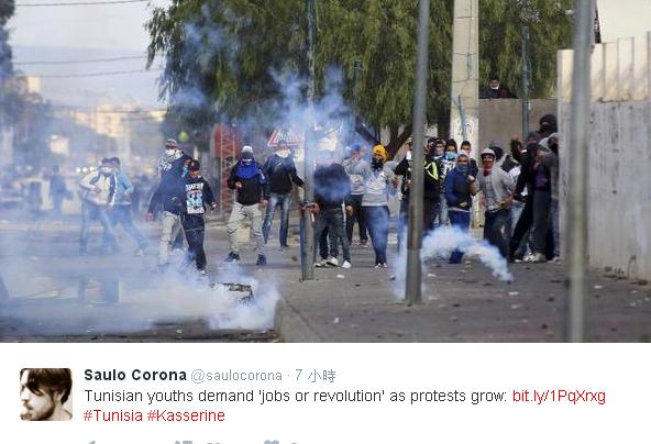 突尼西亞青年抗議高失業率，在街頭與警對峙投擲石頭，並焚燒汽車。   圖：翻攝Saulo Corona推特