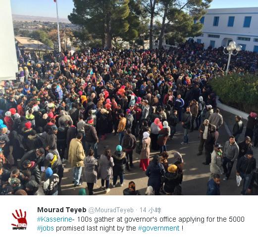突尼西亞人日前為爭取工作權，數百名青年走上街頭引發警民衝突後。突尼西亞內政部22日宣布，即日起全國各地實施宵禁。   圖：翻攝Mourad Teyeb推特