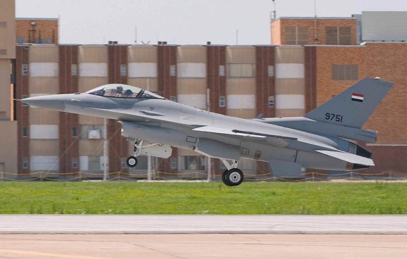 美國一架F-16噴射戰鬥機22日在亞利桑那州空軍基地進行訓練時，發生墜毀事故。駕駛員為台灣飛行員少校高鼎程，目前狀況不明，美方仍在搜索中。   圖:翻攝F-16.net網站（Carl Richards）   
