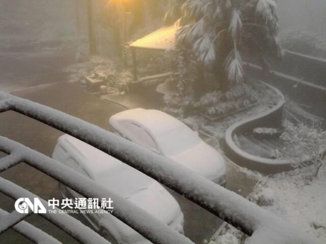 不僅陽明山、阿里山暌違多年下雪，新北市多處低海拔山區也傳出雪訊，甚至有民眾在木柵拍到貓空和新北市深坑區交界處的海拔約500公尺猴山岳也飄起雪來。圖為坪林雪景。   圖：中央社