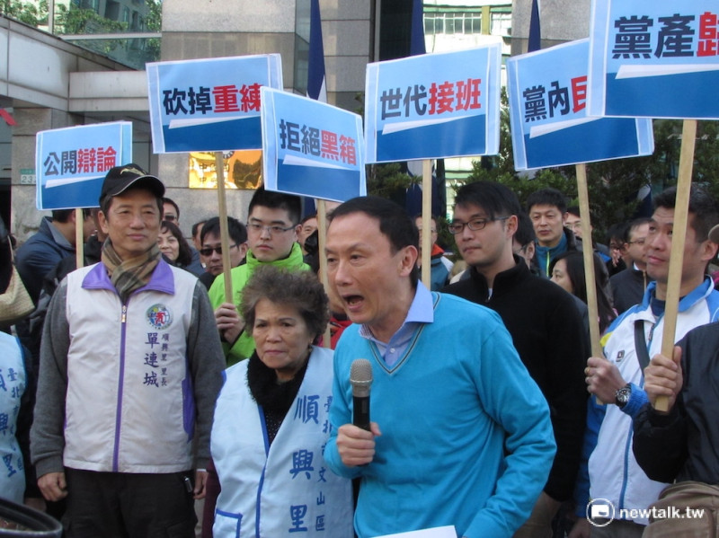 台北市議員李新26日在數十名支持者的加油聲中，前往國民黨中央黨部領表參選黨主席。   圖：邱珮文/攝