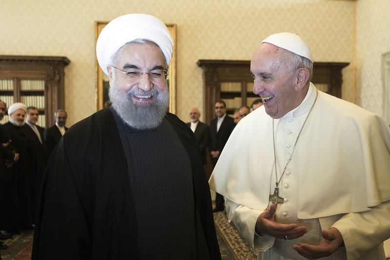 伊朗總統魯哈尼(Hassan Rouhani)26日前往梵蒂岡與教宗方濟各（Pope Francis）會面，表示期望帶來和平，並請教宗為他祈禱。   圖片來源：達志影像/美聯社