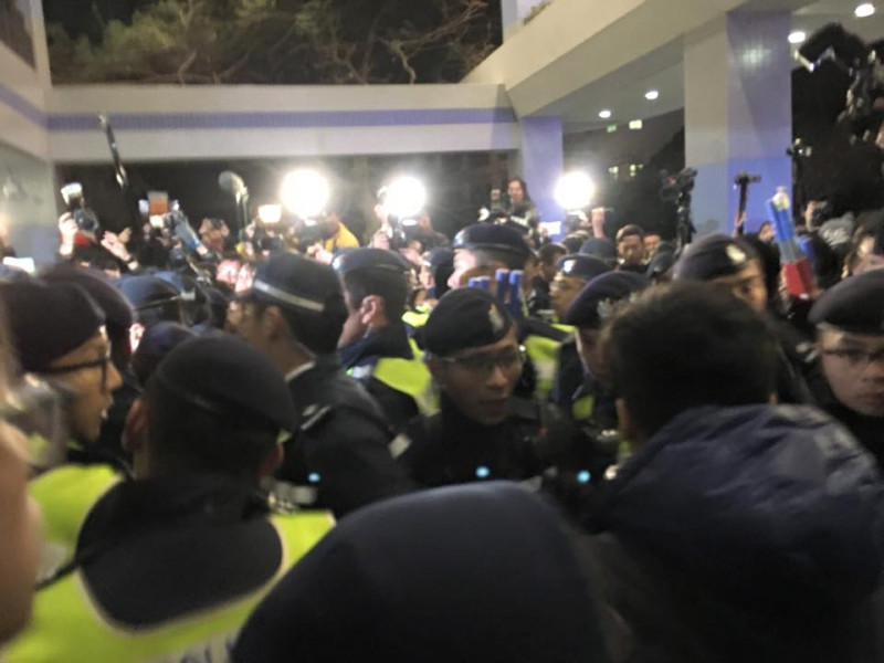 香港警察衝入香港大學範圍內示威區，並企圖驅趕於大樓外的同學。   圖：翻攝香港大學罷課委員會臉書