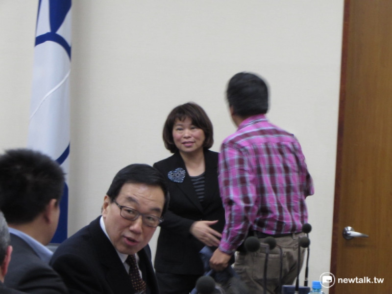 國民黨代理主席黃敏惠27日下午主持中常會的同時，委託行政院副秘書長徐中雄代為領表，加入參選黨主席的戰局。   圖：邱珮文/攝