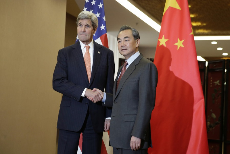 美國國務卿凱瑞（左）今年初在北京會見中國外長王毅，美方也確認雙方在日前通過熱線，討論兩國關係。   圖：達志影像/美聯社資料照片