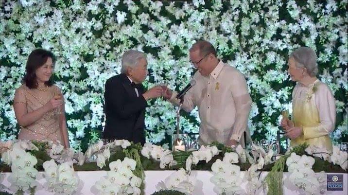 日本明仁天皇（左二）接受菲律賓總統艾奎諾3世（右二）國宴款待，雙方舉杯慶祝。   圖：翻攝艾奎諾3世臉書
