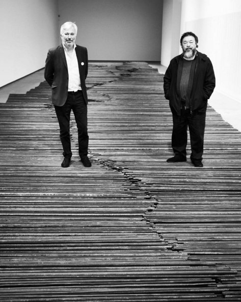 中國異議藝術家艾未宋（右）在推特上宣布撤展，抗議丹麥政府不尊重難民人權。   圖：翻攝艾未未推特