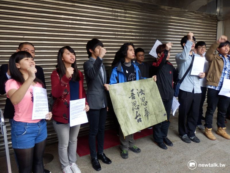 反課綱學生28日上午到立法院前召開記者會。   圖：符芳碩/攝