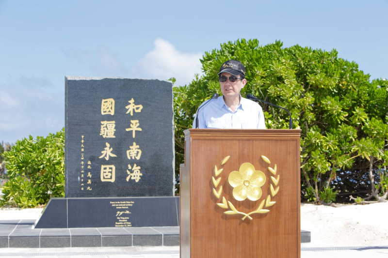 總統馬英九28日登上太平島，他強調，自己的國家自己救。   圖：總統府提供