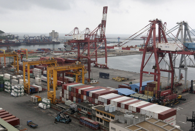 2015年受到全球成長動能微弱，以及中國經濟增長放緩影響，台灣出口企業遭受沉重打擊，圖為基隆港集裝箱堆疊作業。   圖：達志影像/路透社資料照片