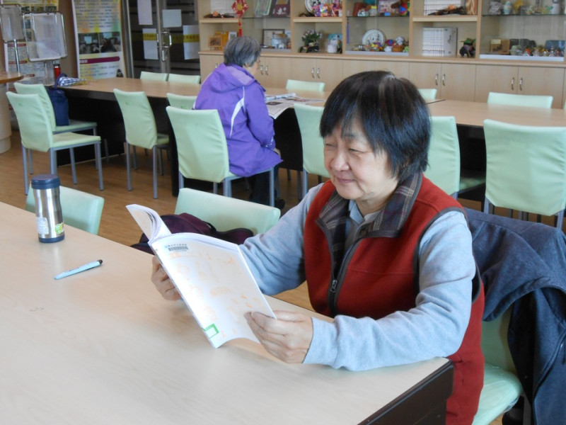 台北市樂齡讀者愛看書，近6年借閱量成長率達48%。   圖：台北市立圖書館提供