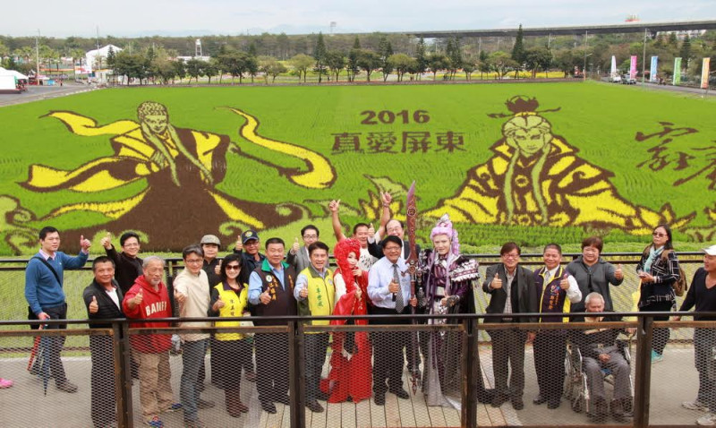除了有花海外，屏東農博會場還展示了用稻田種出的布袋戲人物。   圖：屏東縣政府提供