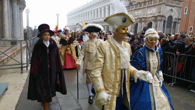 威尼斯狂歡節活動登場，1月31日晚的「飛行天使」開始前，活動者都要揭下面具接受查驗.   圖：翻攝威尼斯狂歡節臉書