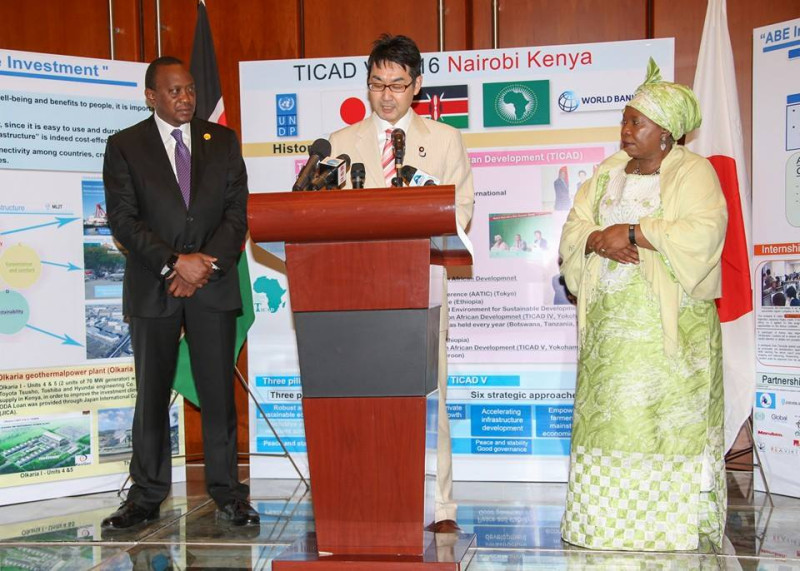 肯亞總統肯雅塔（左起）與與日本內閣總理大臣輔佐官河井克行，宣布非洲開發會議將首度在肯亞召開。   圖：翻攝肯雅塔臉書