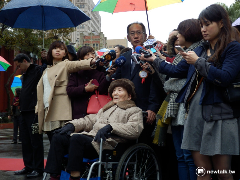 陳超明帶著百歲母親出席。   圖：符芳碩/攝