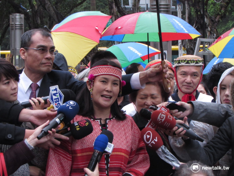 無黨籍立委高金素梅穿著原住民族傳統服飾進場。   圖：邱珮文/攝