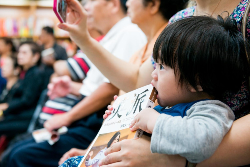 民進黨總統當選人蔡英文1日在臉書強調大家現在改變的台灣，將是孩子們的未來。   圖：翻攝蔡英文臉書