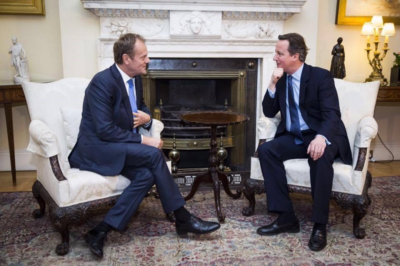 為了防止英國脫歐，歐洲理事會主席圖斯克(左)特別前往倫敦與英國首相卡麥隆進行協商。   圖：翻攝圖斯克臉書