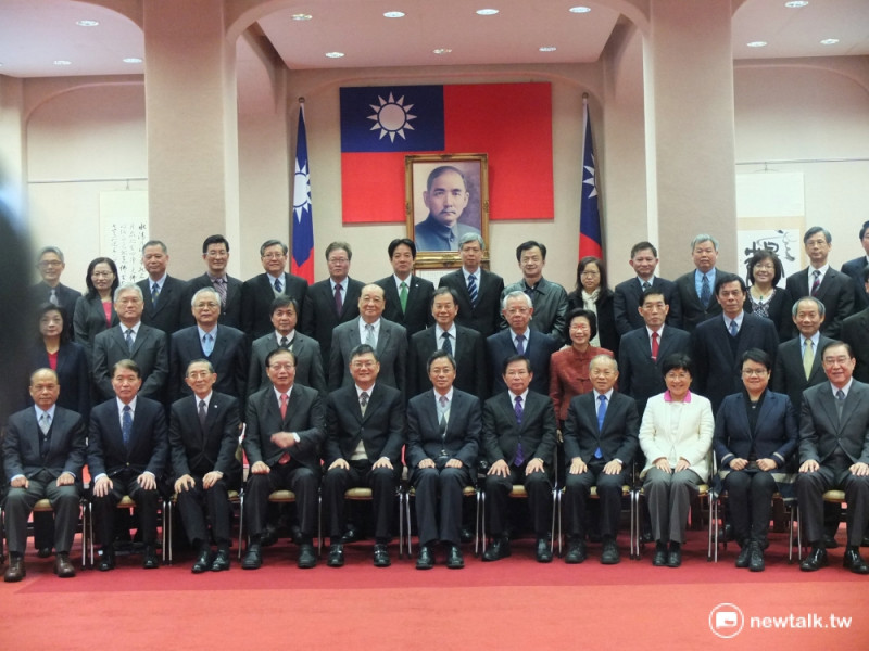 台南市長賴清德4日親自出席行政院會，也站在後排與新內閣拍大合照。   圖：翁嫆琄/攝