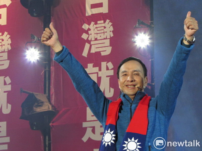 國民黨總統候選人朱立倫15日晚間舉辦「台灣團結之夜」，他再次懇託支持者一定要出來投票，泛藍團結。   圖：邱珮文/攝