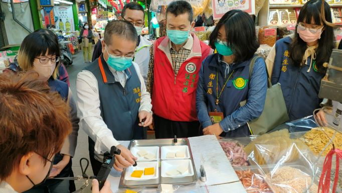 高市府聯合查核三鳳中街年貨。   圖：高雄市政府提供