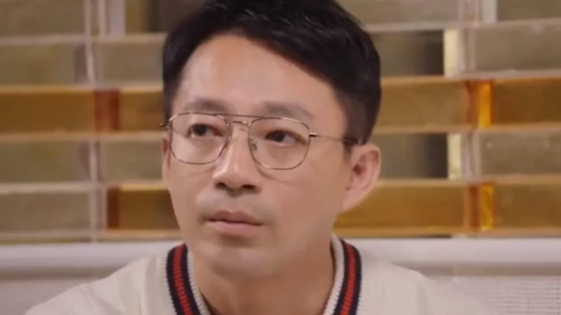 汪小菲離婚後首度受訪，被問「怎麼向小孩解釋爸媽離婚」，讓他當場尷尬變臉。   圖：翻攝自微博