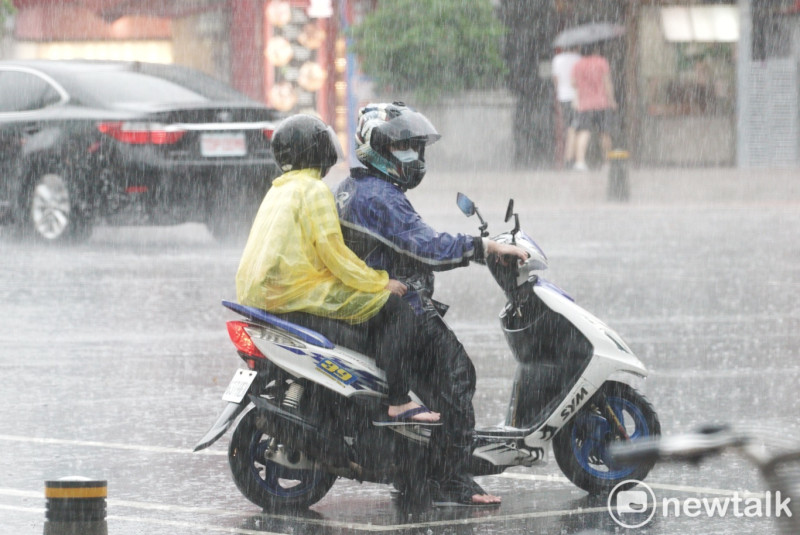 中央氣象局對基隆、新北、宜蘭發布大雨特報。   圖：張良一/攝