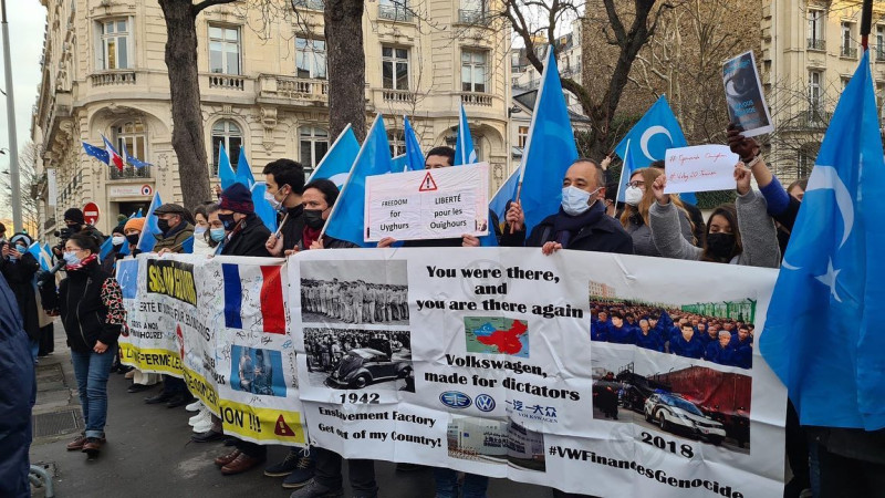 在維吾爾種族滅絕決議案表決前，法國維吾爾族倖存者在法國國會外聲援，要求國會通過承認中國在新疆的種族滅絕罪行。   圖：翻攝自世界維吾爾代表大會臉書