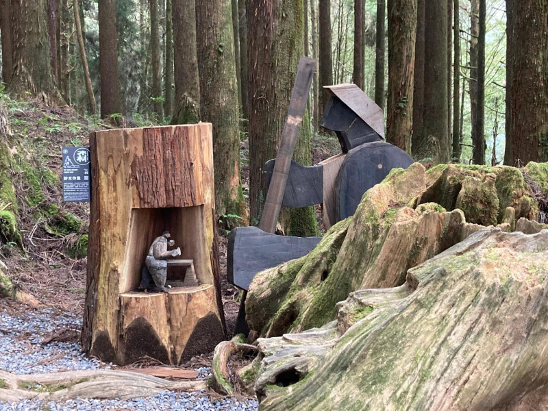 阿里山裝置藝術-貯木作業。   圖：林務局／提供