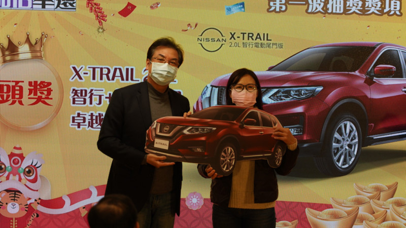 第一波頭獎得主蘇小姐(右)從新北副市長劉和然(左)手中接獲X-TRAIL 2.0L 智行+電動尾門卓越精裝版。   圖：新北市經發局提供