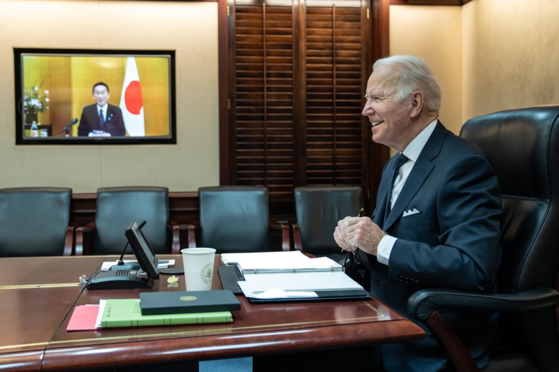 美國總統拜登21日晚間視訊日本首相岸田文雄（螢幕中），雙方同意成立部長級的經濟版「2加2會談」，也花了很多時間討論中國恐嚇鄰國的問題。   圖：翻攝自拜登臉書