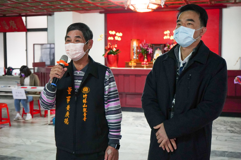 竹林山觀音寺董事黃廣德(左)代表致詞。   圖：林口區公所提供