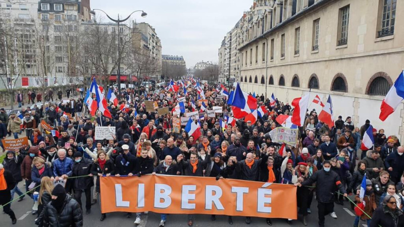 法國疫苗通行證將於24日上路，各地22日約有3萬8000人上街抗議。   圖：取自facebook.com/philippot.f