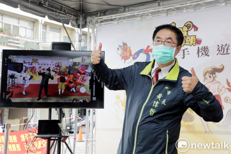 全國首款藝陣音樂手機遊戲「咚隆咚隆跳陣頭」於西港慶安宮舉辦遊戲發表會。台南市長黃偉哲出席發表會實際體驗遊戲。   圖：黃博郎／攝