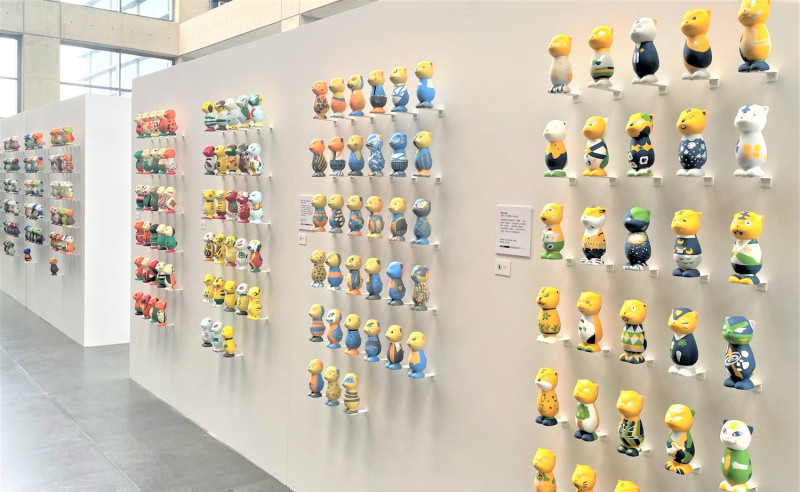 「感動虎—兒童暨青少年彩繪陶博特展」展出金門及北臺灣共44所學校逾千件「小感動虎」陶瓷彩繪作品，220個代表家鄉特色的文化色彩。   圖：鶯歌陶瓷博物館提供