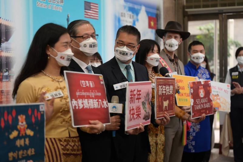 內政部長徐國勇與來自印尼、緬甸、韓國、美國、越南及柬埔寨的新住民，一起用各國語言向大家拜年。圖：內政部提供