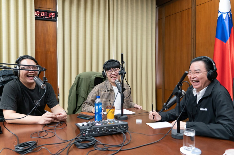 外交部長吳釗燮日前接受Podcast節目「台灣通勤第一品牌」訪問。   圖：擷取自外交部臉書