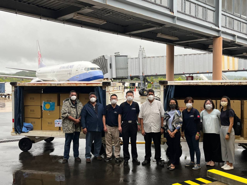 惠恕仁總統(右5)、黎倩儀大使(右4)、國務部長Gustav_Aitaro(左2)、衛生部長Gaafar_J._Uherbelau(左1)與新光醫療團隊合影 圖:外交部提供