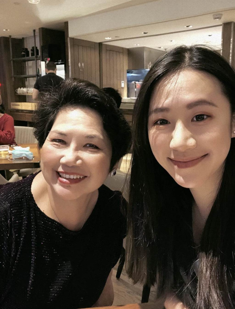 溫碧霞（左）女兒吳亮儀（右）才貌雙全，被視為2022年國民黨嘉義縣長選舉的美女刺客。   圖：取自網路