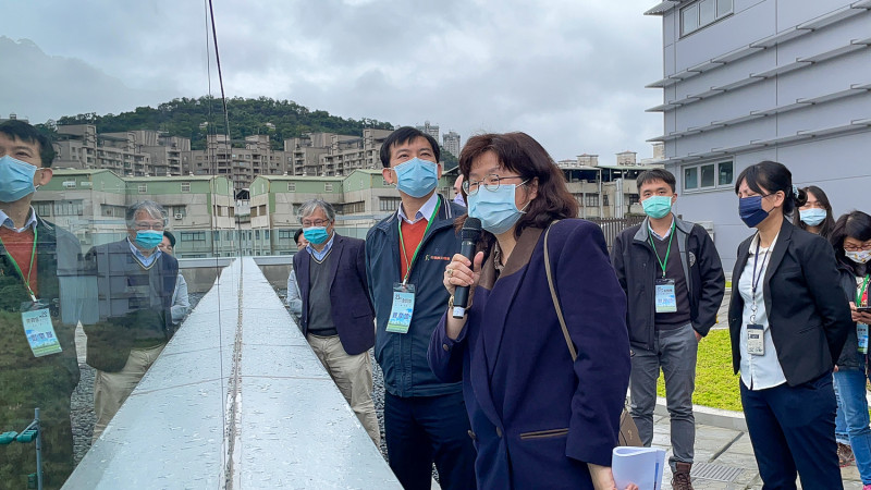 經發局長何怡明(右一)介紹園區地理位置、規劃、施工特色等。 圖:新北市經發局提供