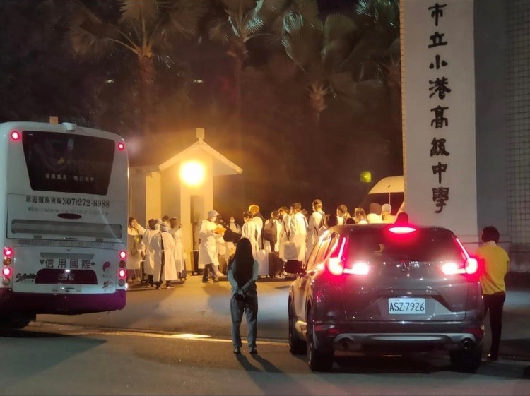 小港高中夜間進行檢測，32人事後搭乘巴士入住防疫旅館。   圖：民眾提供