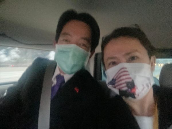 賴清德過境美國，於車上與蕭美琴合照。   圖：翻攝蕭美琴臉書