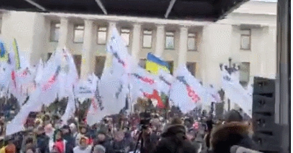 烏克蘭示威者在國會大樓外高舉標語旗幟，反對新實施的稅改制度。   圖 : 截取自推特影片