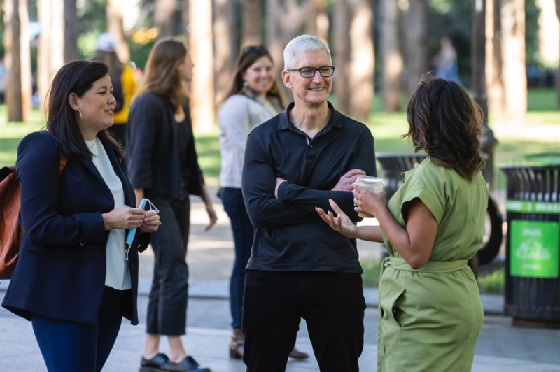 蘋果執行長庫克受到女性歡迎，相處融洽。（圖中女性非粉絲本人）   圖：取自Tim Cook推特