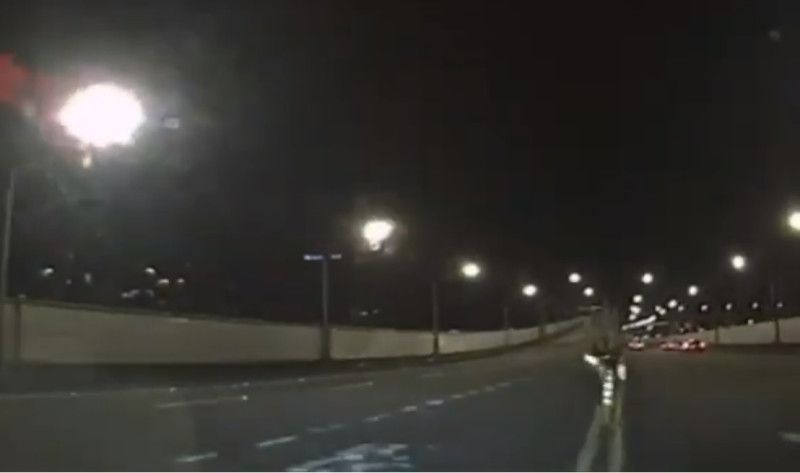 女駕駛「鬼切」逆向上環東大道畫面曝光。   圖:警方提供