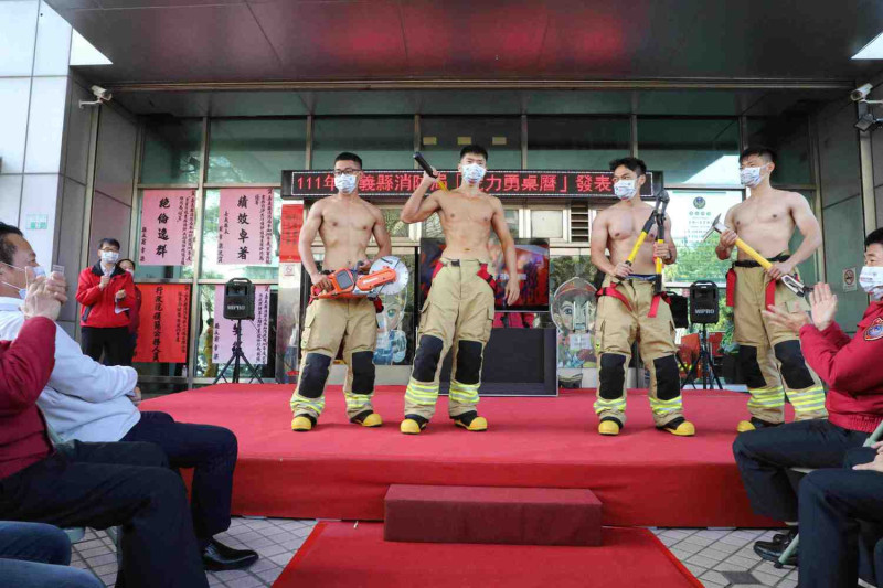 嘉義縣消防局消防隊員今天上演猛男秀。   圖：嘉義縣政府/提供