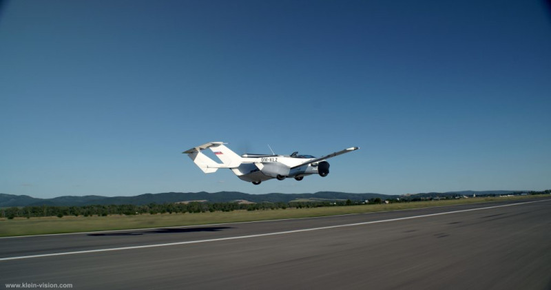 斯洛伐克飛天車獲得適航證，明年有機會在市場中亮相。   圖：取自Klein Vision官網
